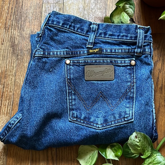 Men’s A103 Wrangler Blue Jeans - Picture 2 of 3